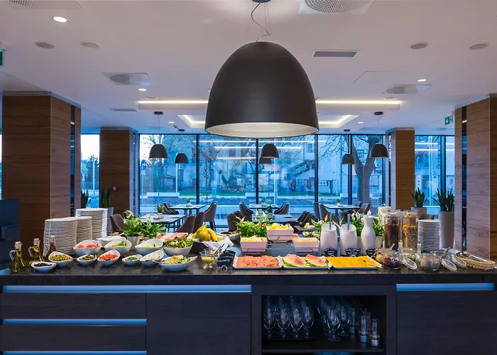 Q Hotel Plus Краків